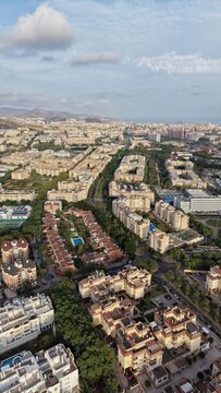 Perspectiva a vista de p&aacute;jaro del distrito universitario de Teatinos en M&aacute;laga. V&iacute;deo profesional con dron mostrando las amplias avenidas, modernos bloques de apartamentos y expansi&oacute;n urbana en Andalu