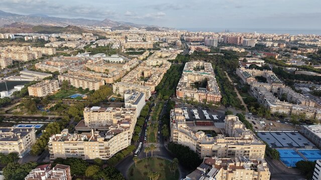 Perspectiva a vista de p&aacute;jaro del distrito universitario de Teatinos en M&aacute;laga. V&iacute;deo profesional con dron mostrando las amplias avenidas, modernos bloques de apartamentos y expansi&oacute;n urbana en Andalu