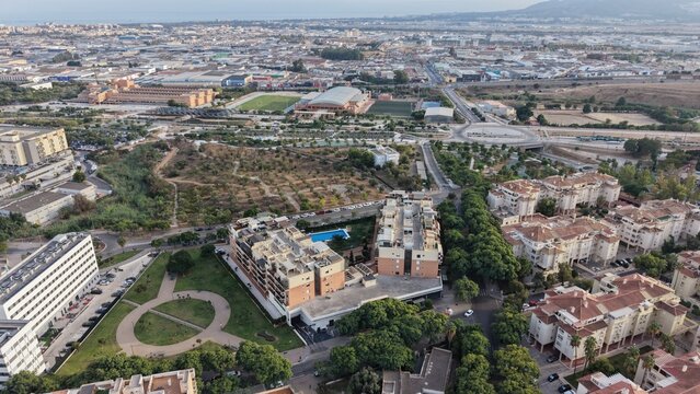 Perspectiva a vista de p&aacute;jaro del distrito universitario de Teatinos en M&aacute;laga. V&iacute;deo profesional con dron mostrando las amplias avenidas, modernos bloques de apartamentos y expansi&oacute;n urbana en Andalu