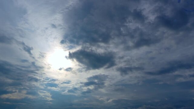曇り空と朝日