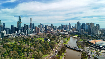 Obraz premium Royal Botanic Gardens Victoria, Melbourne, Australia – 4K aerial drone view of lush parklands, urban gardens, Sidney Myer Music Bowl, Southbank skyline, city CBD and Yarra River