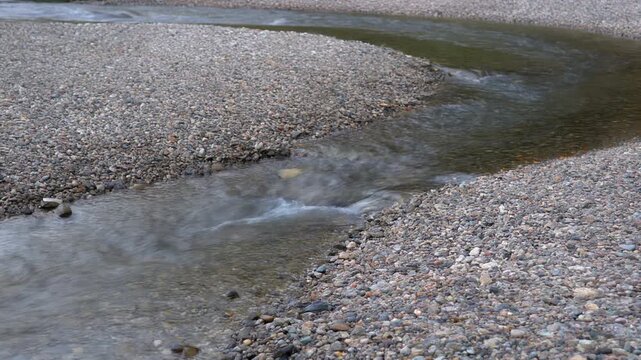 渓流が砂礫の州を二つに分ける シームレスループ動画背景 16:9 4K
