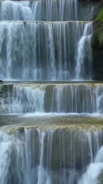 段瀑の一段目を落ちる水 シームレスループ動画背景 9:16 4K