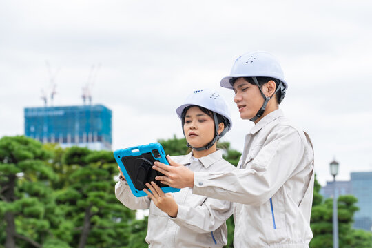 タブレットPCを見るアジア人労働者。建設、工事、技能実習生、外国人、建築、仕事、東南アジア、作業員