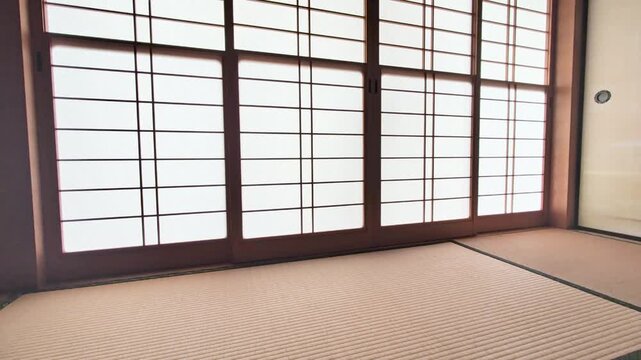障子の光と影：和室の廊下を通り過ぎる人影