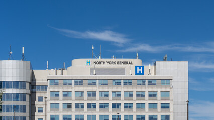 Obraz premium Toronto, Ontario, Canada - September 27, 2026: Exterior of North York General Hospital located in Toronto, Ontario, Canada, in 2026