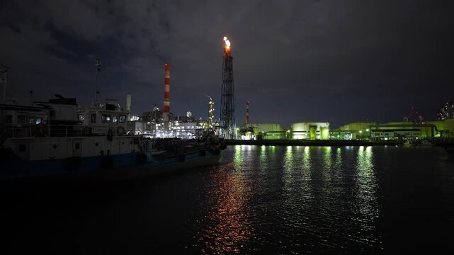 川崎の臨海工業地帯に広がる工場夜景
