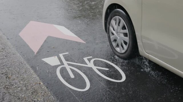 大雨が降る普通自転車専用通行帯　日本の道路　スローモーション