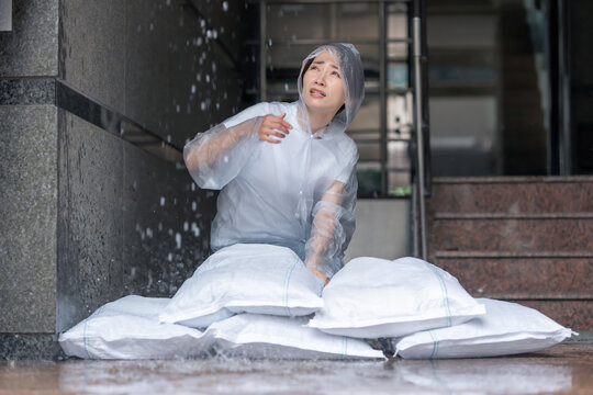 土嚢を積む女性