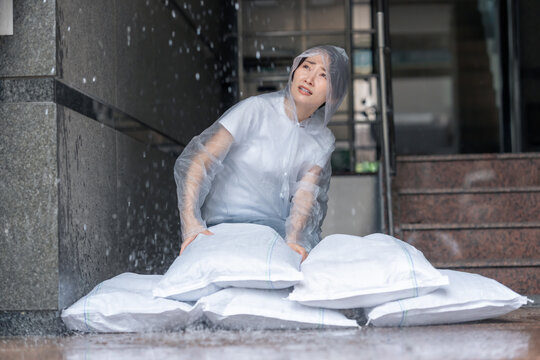 土嚢を積む女性