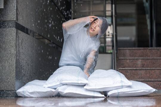 土嚢を積む女性