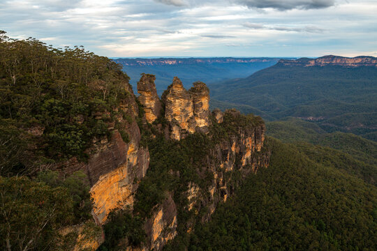 Three Sisters sandstone formation rises above Jamison Valley in the Blue Mountains at Katoomba, New South Wales, Australia.