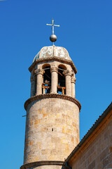 Obraz premium View of a stone church tower against a blue sky during the daytime
