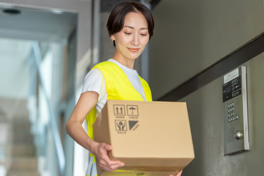 宅急便　配達　女性