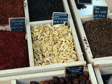 Ciotole di legno con paprika in polvere e peperoncino al mercato