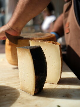 Formaggio stagionato e pecorino tagliato a fette su un tagliere