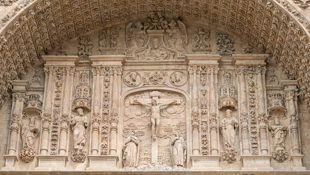Hermoso bajorelieve en piedra con escena de la crucifixi&oacute;n de Jesucristo en el t&iacute;mpano de la fachada del monasterio san Esteban de Salamanca, Espa&ntilde;a