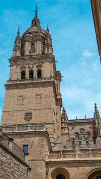 Vista de la torre inclinada por el terremoto de Lisboa 1755 de la catedral de Salamanca, Espa&ntilde;a