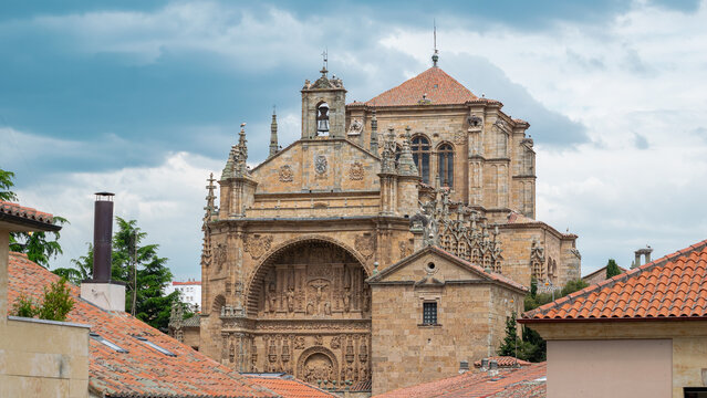 Vista del majestuoso convento monasterio de san Esteban de estilo g&oacute;tico y plateresco del siglo VXI sobre los tejados de casas en Salamanca, Espa&ntilde;a