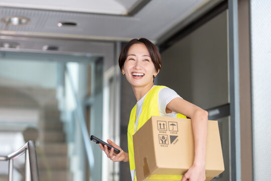 宅急便　配達　女性　スマホ