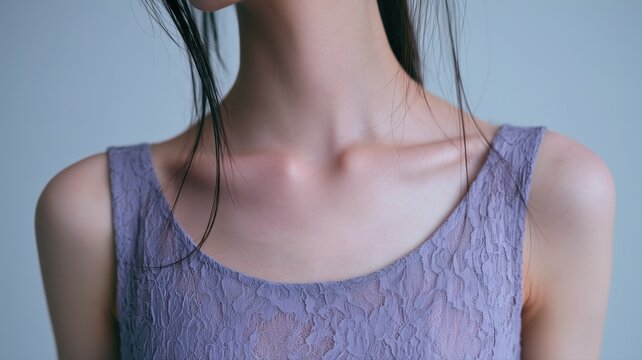 女性の鎖骨と肩が写っている写真。肌の質感や繊細なレースの服のディテールを表現した美容やファッションのイメージ素材