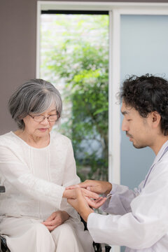 Doctors who provide home visits to the elderly; home-based medical care; house calls to check vital signs such as heart sounds and pulse; images of geriatric medicine and home care