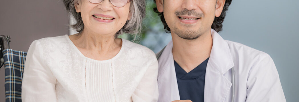 笑顔の高齢者と医師、訪問診療、在宅医療、信頼関係、安心して自宅療養する高齢患者とホームドクター　顔無しのバナー