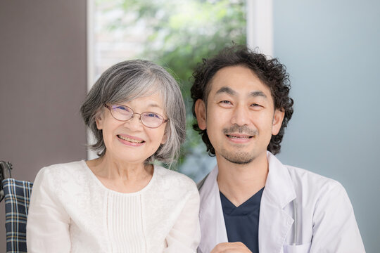 笑顔の高齢者と医師、訪問診療、在宅医療、信頼関係、安心して自宅療養する高齢患者とホームドクタークローズアップ