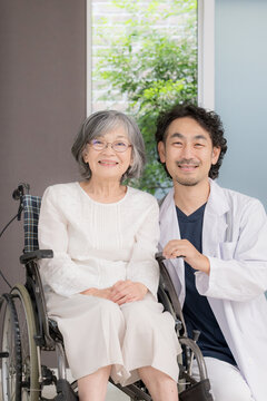 Smiling seniors and doctors, home visits, home-based medical care, trusting relationships, elderly patients receiving care at home with peace of mind, and their family doctors