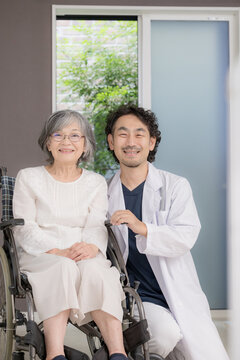 笑顔の高齢者と医師、訪問診療、在宅医療、信頼関係、安心して自宅療養する高齢患者とホームドクター