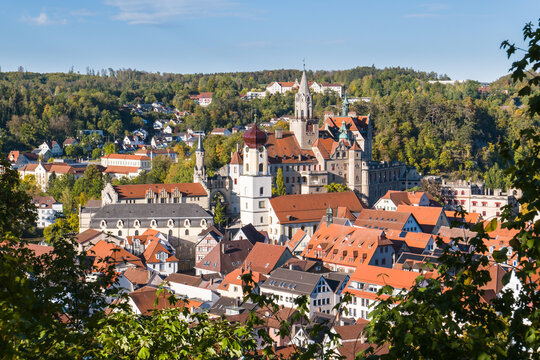 Stadtzentrum in Sigmaringen mit Blick auf Hohenzollernschloss im Oberen Donautal