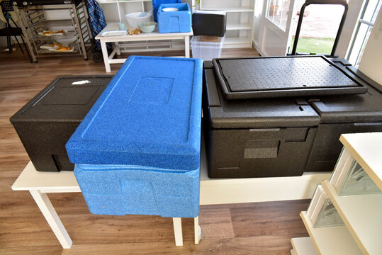 Transport boxes made of polystyrene for food transport