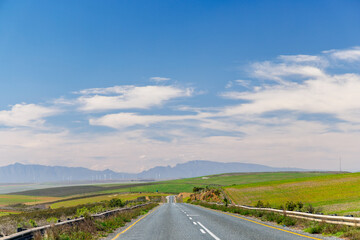 Obraz premium Asphalt road in South Africa surrounded by fields