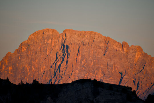 Parete nord-ovest del Monte Civetta illuminata al tramonto, Dolomiti
