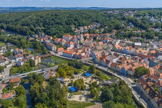 Blick von oben auf das Naabtal rund um den Stadtpark der Stadt Schwandorf im Oberpf&auml;lzer Wald