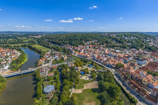 Blick von oben auf das Naabtal rund um den Stadtpark der Stadt Schwandorf im Oberpf&auml;lzer Wald