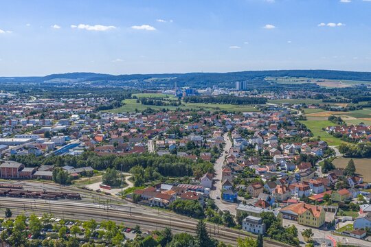 Blick von oben auf das Naabtal rund um den Stadtpark der Stadt Schwandorf im Oberpf&auml;lzer Wald