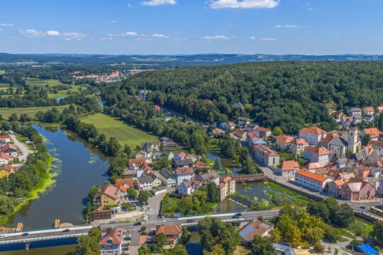 Blick von oben auf das Naabtal rund um den Stadtpark der Stadt Schwandorf im Oberpf&auml;lzer Wald