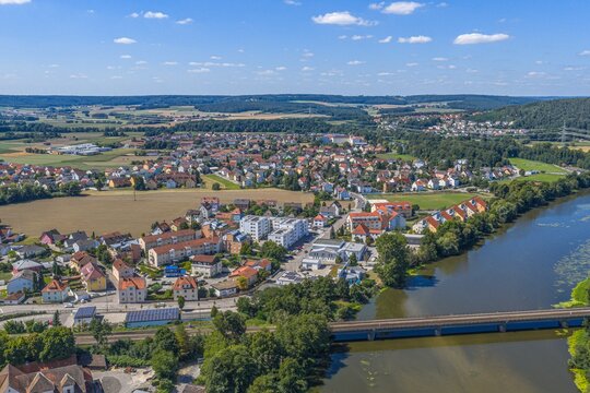 Blick von oben auf das Naabtal rund um den Stadtpark der Stadt Schwandorf im Oberpf&auml;lzer Wald