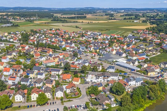 Blick von oben auf das Naabtal rund um den Stadtpark der Stadt Schwandorf im Oberpf&auml;lzer Wald