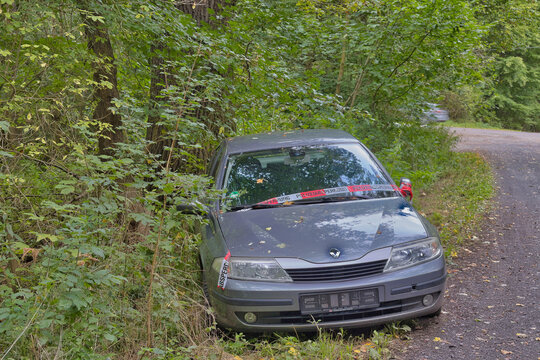 Durch die Polizei sichergestelltes und mit Flatterband abgesperrtes Unfallfahrzeug im Leipziger Auwald nahe der L&uuml;tzschenaer Stra&szlig;e am 21. September 2026, Stadt Leipzig, Sachsen, Deutschland