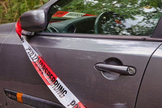 Detailaufnahme einer Autot&uuml;r und des Au&szlig;enspiegels eines sichergestellten Fahrzeugs mit einem rot-wei&szlig;en Absperrband mit der Aufschrift Polizeiabsperrung, Landkreis Leipzig, Sachsen, Deutschland
