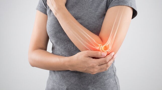  Mujer sufriendo de dolor en la articulaci&oacute;n del codo. Concepto m&eacute;dico con anatom&iacute;a de huesos del esqueleto superpuesta y resaltada en rojo indicando inflamaci&oacute;n o lesi&oacute;n.