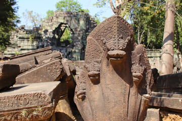 Obraz premium sculpted naga in a ruined khmer hindu and buddhist temple (beng mealea) in angkor in siem reap in cambodia 