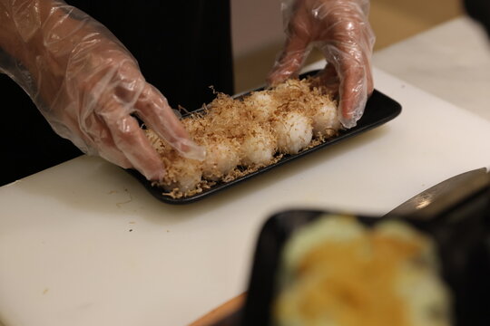making sushi 
