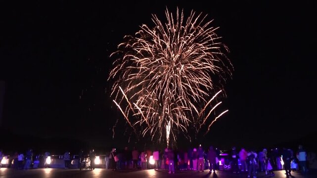 宮ヶ瀬ダムで打ち上げられる花火と夜空