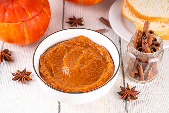 Homemade Spiced Pumpkin Butter, Tasty vegetable smooth, flavorful fall spread for toasts and sandwiches. Delicious pumpkin puree with fall seasonal spices