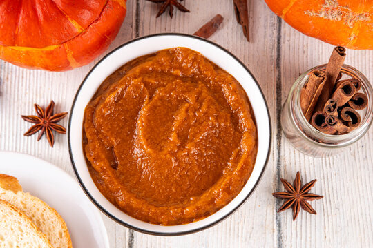 Homemade Spiced Pumpkin Butter, Tasty vegetable smooth, flavorful fall spread for toasts and sandwiches. Delicious pumpkin puree with fall seasonal spices