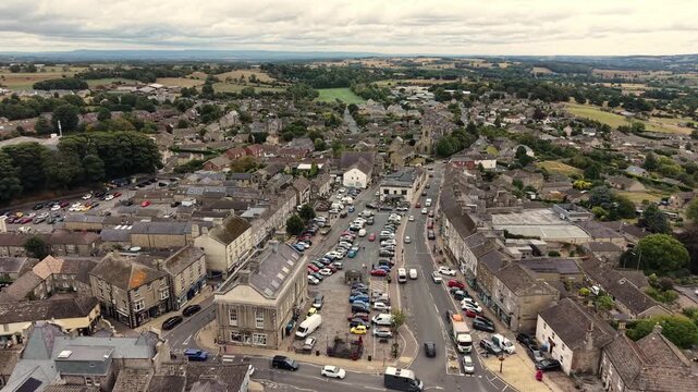 erial Video of Leyburn Yorkshire .Leyburn is a market town and civil parish in North Yorkshire, England, sitting above the northern bank of the River Ure in Wensleydale. 