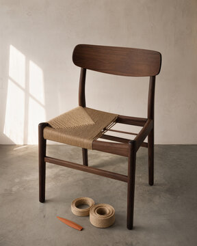 Tressage libanais de l&rsquo;assise en paille d&rsquo;une chaise
